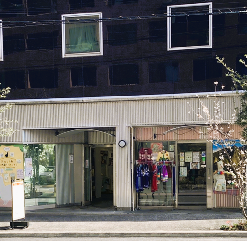 アルパカワールド Store外観写真｜2026年春・アルパカワールド開店時に植えました桜の木（正式にはサクランボの木）が4年目の今年漸く花を咲かせました。